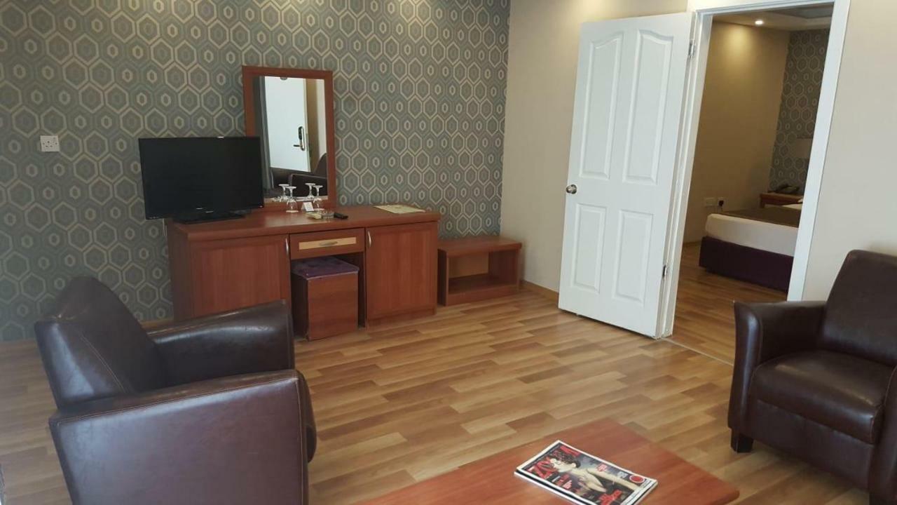 Life Hotel Кіренія Екстер'єр фото